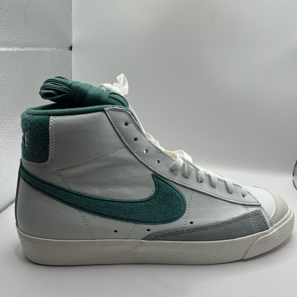 Nike High-Top Sneakers in White and Green